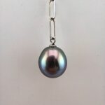 Collier chaîne mailles rectangles en argent 925 rhodié , 1 perle de Tahiti forme goutte, catégorie A, 11.8mm, bleu aubergine - détail perle de Tahiti