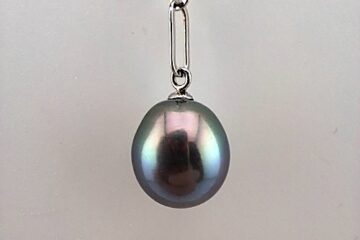 Collier chaîne mailles rectangles en argent 925 rhodié , 1 perle de Tahiti forme goutte, catégorie A, 11.8mm, bleu aubergine - détail perle de Tahiti