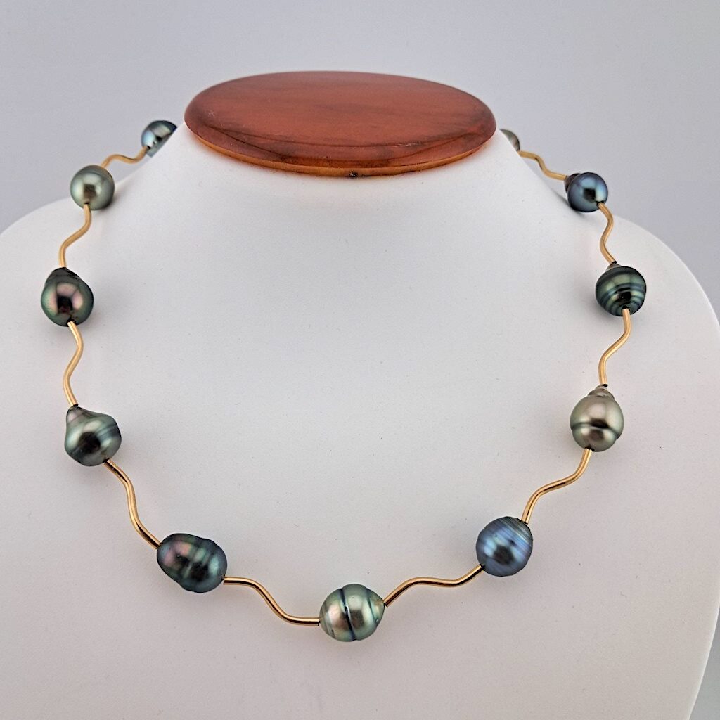 Collier 'wavy' en gold filled, 13 perles de Tahiti cerclées, catégories A/B/C, 9 à 10.8mm, multicolore