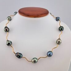 Collier 'wavy' en gold filled, 13 perles de Tahiti cerclées, catégories A/B/C, 9 à 10.8mm, multicolore