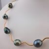 Collier 'wavy' en gold filled, 13 perles de Tahiti cerclées, catégories A/B/C, 9 à 10.8mm, multicolore