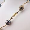 Collier 'wavy' en gold filled, 13 perles de Tahiti cerclées, catégories A/B/C, 9 à 10.8mm, multicolore - détail fermoir