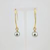 Boucles d'oreilles en plaqué or, 2 perles de Tahiti rondes, cat. B 10.7mm / cat. C, 10.3mm, gris clair