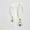 Boucles d'oreilles en plaqué or, 2 perles de Tahiti rondes, cat. B 10.7mm / cat. C, 10.3mm, gris clair