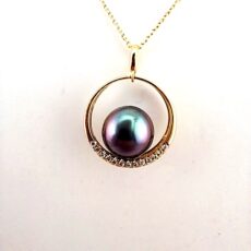 Pendentif en or jaune 18 carats, 13 diamants 0.078 carats GVS, 1 perle de Tahiti ronde, catégorie B, 9.3mm, bleu aubergine
