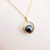 Pendentif en or jaune 18 carats, 13 diamants 0.078 carats GVS, 1 perle de Tahiti ronde, catégorie B, 9.3mm, bleu aubergine