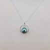 Pendentif en or blanc 18 carats, 13 diamants 0.078 carats GVS, 1 perle de Tahiti forme poire, catégorie A, 8.9mm, bleu