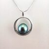 Pendentif en or blanc 18 carats, 13 diamants 0.078 carats GVS, 1 perle de Tahiti forme poire, catégorie A, 8.9mm, bleu