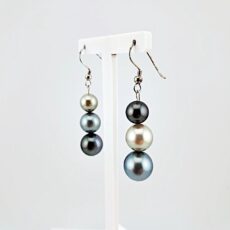 Boucles d'oreilles asymétriques en argent 925 rhodié, 6 perles de Tahiti rondes, cat. B 11mm / cat. C 10.1mm / cat. C 8.5mm / cat. B 11mm / cat. B 10 mm / cat. C 8.6mm, gris foncé / gris clair / gris souris