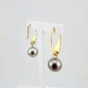 Boucles d'oreilles crochets en plaqué or, 2 perles de Tahiti rondes catégorie A, 10.2/10mm, gris rosé - vue dos