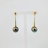Boucles d'oreilles 'cone' en plaqué or, 2 perles de Tahiti rondes, catégorie B, 9.8/9.7mm, peacock