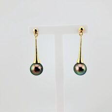 Boucles d'oreilles 'cone' en plaqué or, 2 perles de Tahiti rondes, catégorie B, 9.8/9.7mm, peacock