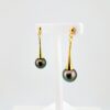 Boucles d'oreilles 'cone' en plaqué or, 2 perles de Tahiti rondes, catégorie B, 9.8/9.7mm, peacock