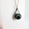 Pendentif 'feuille' en argent 925 rhodié, 1 perle de Tahiti ronde, catégorie C, 13.4mm, noire