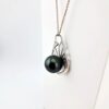 Pendentif 'feuille' en argent 925 rhodié, 1 perle de Tahiti ronde, catégorie C, 13.4mm, noire