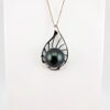 Pendentif 'feuille' en argent 925 rhodié, 1 perle de Tahiti ronde, catégorie C, 13.4mm, noire