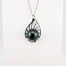 Pendentif 'feuille' en argent 925 rhodié, 1 perle de Tahiti ronde, catégorie C, 13.4mm, noire