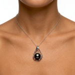Pendentif 'feuille' en argent 925 rhodié, 1 perle de Tahiti ronde, catégorie C, 13.4mm, noire