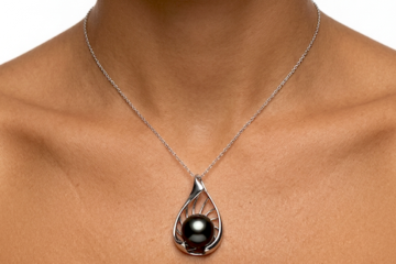 Pendentif 'feuille' en argent 925 rhodié, 1 perle de Tahiti ronde, catégorie C, 13.4mm, noire