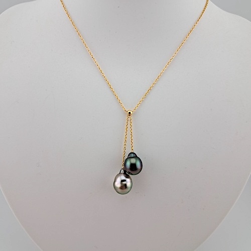 1812-1 Collier en plaqué or, 2 perles de Tahiti semi-baroques, cat. A 10mm peacock foncé / cat. B 10.1mm blanc nacré