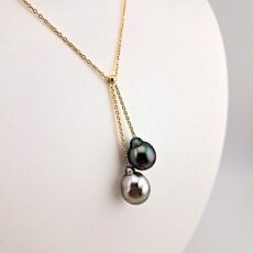 Collier en plaqué or, 2 perles de Tahiti semi-baroques, cat. A 10mm peacock foncé / cat. B 10.1mm blanc nacré