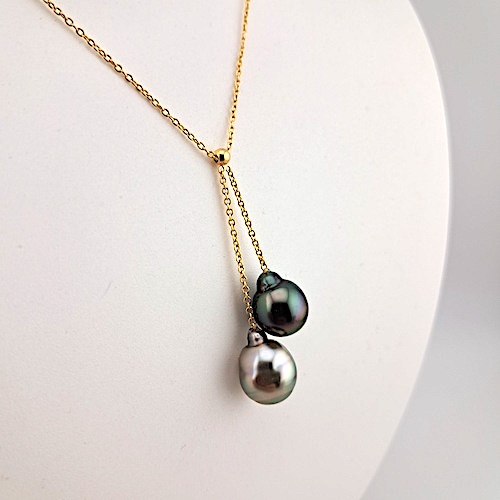 1812-2 Collier en plaqué or, 2 perles de Tahiti semi-baroques, cat. A 10mm peacock foncé / cat. B 10.1mm blanc nacré