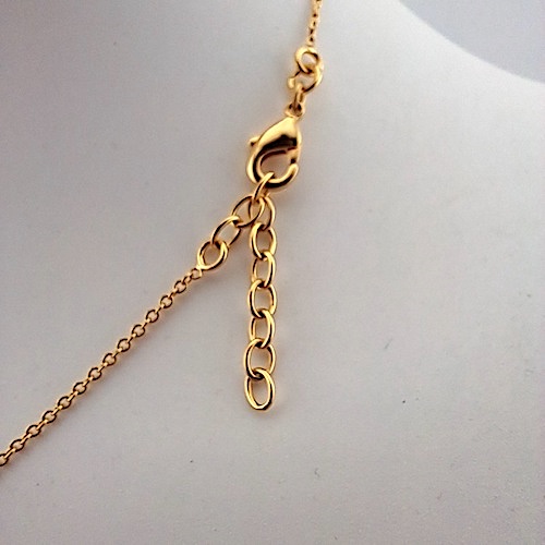 1812-3 Collier en plaqué or, 2 perles de Tahiti semi-baroques, cat. A 10mm peacock foncé / cat. B 10.1mm blanc nacré - détail fermoir