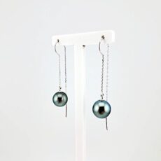 Boucles d'oreilles en or blanc 18 carats, 2 perles de Tahiti rondes, catégories A/C, 10.3mm, gris bleu