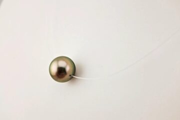 Collier cordon transparent avec fermoir argent, 1 perle de Tahiti ronde, catégorie A, 10mm, peacock clair