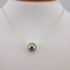 Collier en or jaune 18 carats, chaîne ajustable traversante, 1 perle de Tahiti ronde, catégorie A, 9.7mm, vert doré, terminaison avec 1 keshi de Tahiti vert doré