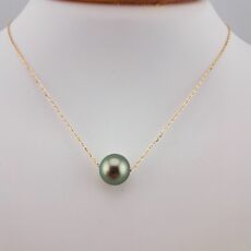 Collier en or jaune 18 carats, chaîne ajustable traversante, 1 perle de Tahiti ronde, catégorie A, 9.7mm, vert doré, terminaison avec 1 keshi de Tahiti vert doré