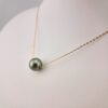 Collier en or jaune 18 carats, chaîne ajustable traversante, 1 perle de Tahiti ronde, catégorie A, 9.7mm, vert doré, terminaison avec 1 keshi de Tahiti vert doré