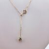 Collier en or jaune 18 carats, chaîne ajustable traversante, 1 perle de Tahiti ronde, catégorie A, 9.7mm, vert doré, terminaison avec 1 keshi de Tahiti vert doré - détail fermoir