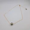 Collier en or jaune 18 carats, chaîne ajustable traversante, 1 perle de Tahiti ronde, catégorie A, 9.7mm, vert doré, terminaison avec 1 keshi de Tahiti vert doré