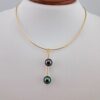 Collier 'mango' sur câble 40cm en or jaune 18 carats dévissable, 2 perles de Tahiti cat. 'top gem', ronde 9.1mm aubergine / ovale 9mm vert