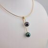 Collier 'mango' sur câble 40cm en or jaune 18 carats dévissable, 2 perles de Tahiti cat. 'top gem', ronde 9.1mm aubergine / ovale 9mm vert