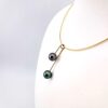 Collier 'mango' sur câble 40cm en or jaune 18 carats dévissable, 2 perles de Tahiti cat. 'top gem', ronde 9.1mm aubergine / ovale 9mm vert