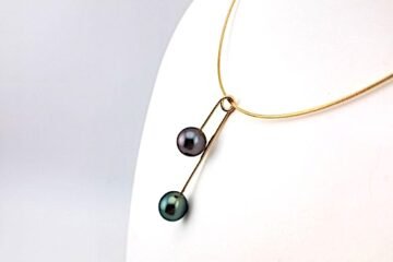Collier 'mango' sur câble 40cm en or jaune 18 carats dévissable, 2 perles de Tahiti cat. 'top gem', ronde 9.1mm aubergine / ovale 9mm vert