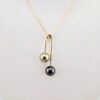 Pendentif 'mango' en plaqué or, 2 perles de Tahiti rondes, cat. B 10.1mm champagne / cat. A 10.4mm gris aubergine