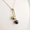 Pendentif 'mango' en plaqué or, 2 perles de Tahiti rondes, cat. B 10.1mm champagne / cat. A 10.4mm gris aubergine