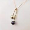 Pendentif 'mango' en plaqué or, 2 perles de Tahiti rondes, cat. B 10.1mm champagne / cat. A 10.4mm gris aubergine