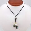 Collier 'grappe' en cuir marron, intercalaires en plaqué or, fermoir nacre, 3 perles de Tahiti rondes, catégorie C 11.2mm vert foncé / 11.1mm gris souris / 10.8mm peacock