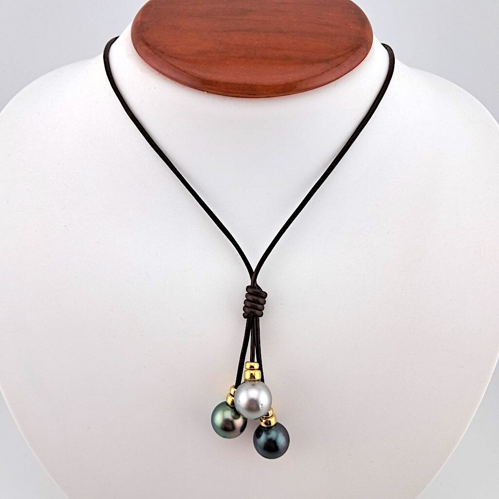 Collier 'grappe' en cuir marron, intercalaires en plaqué or, fermoir nacre, 3 perles de Tahiti rondes, catégorie C 11.2mm vert foncé / 11.1mm gris souris / 10.8mm peacock