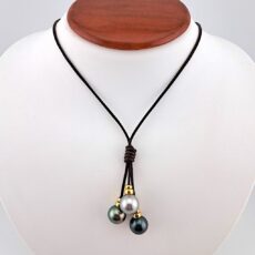Collier 'grappe' en cuir marron, intercalaires en plaqué or, fermoir nacre, 3 perles de Tahiti rondes, catégorie C 11.2mm vert foncé / 11.1mm gris souris / 10.8mm peacock