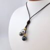 Collier 'grappe' en cuir marron, intercalaires en plaqué or, fermoir nacre, 3 perles de Tahiti rondes, catégorie C 11.2mm vert foncé / 11.1mm gris souris / 10.8mm peacock