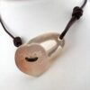 Collier 'grappe' en cuir marron, intercalaires en plaqué or, fermoir nacre, 3 perles de Tahiti rondes, catégorie C 11.2mm vert foncé / 11.1mm gris souris / 10.8mm peacock - déteil fermoir