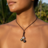 Collier 'grappe' en cuir marron, intercalaires en plaqué or, fermoir nacre, 3 perles de Tahiti rondes, catégorie C 11.2mm vert foncé / 11.1mm gris souris / 10.8mm peacock