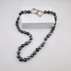 Collier en fil de soie avec fermoir argent 'coeurs enlacés', 43 perles de Tahiti cerclées, catégories A/B/C, 8.3 à 10.3mm, multicolore