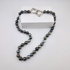Collier en fil de soie avec fermoir argent 'coeurs enlacés', 43 perles de Tahiti cerclées, catégories A/B/C, 8.3 à 10.3mm, multicolore
