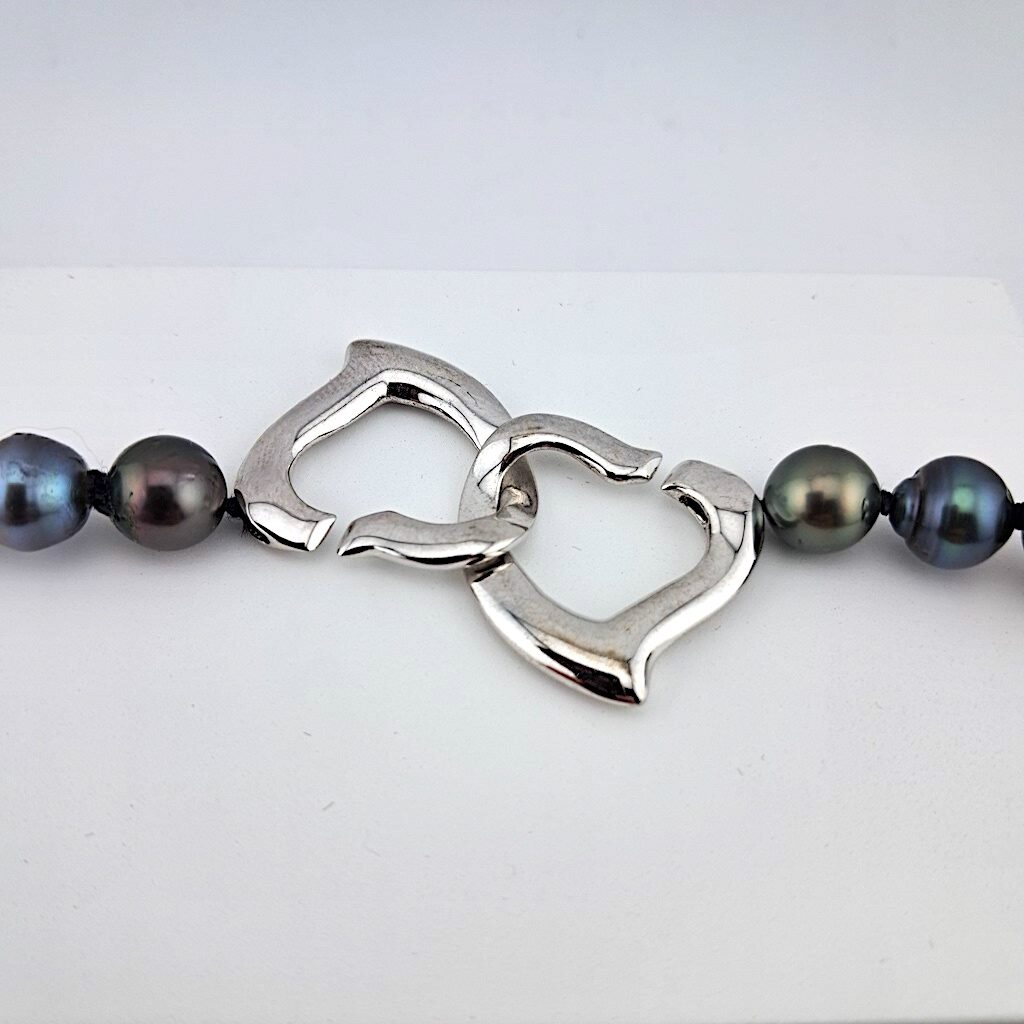 Collier en fil de soie avec fermoir argent 'coeurs enlacés', 43 perles de Tahiti cerclées, catégories A/B/C, 8.3 à 10.3mm, multicolore - détail fermoir